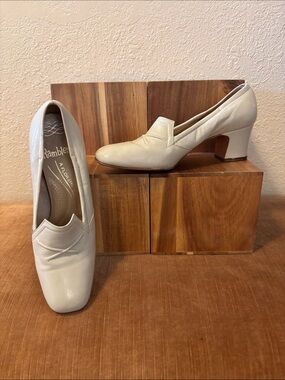 Vintage Florsheim Shoe- Ramblers Cream Leather Mid Heel Loafers